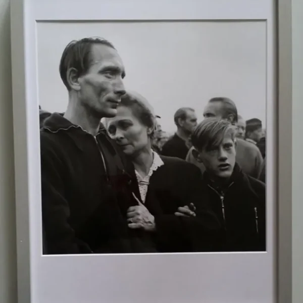 Robert Lebeck, firmada: Willi Aderholt con su madre y su hijo, 1955-2010, fotografia