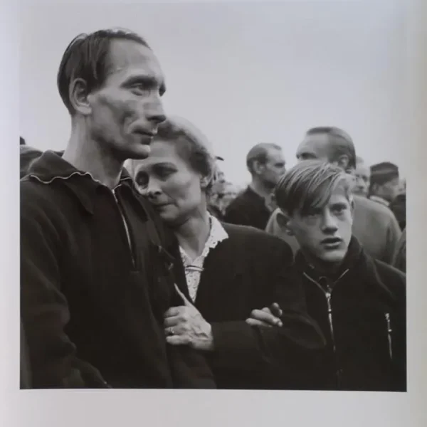 Robert Lebeck, firmada: Willi Aderholt con su madre y su hijo, 1955-2010, fotografia