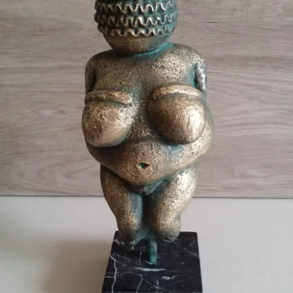 Venus de Wilendorf, escultura en bronce.